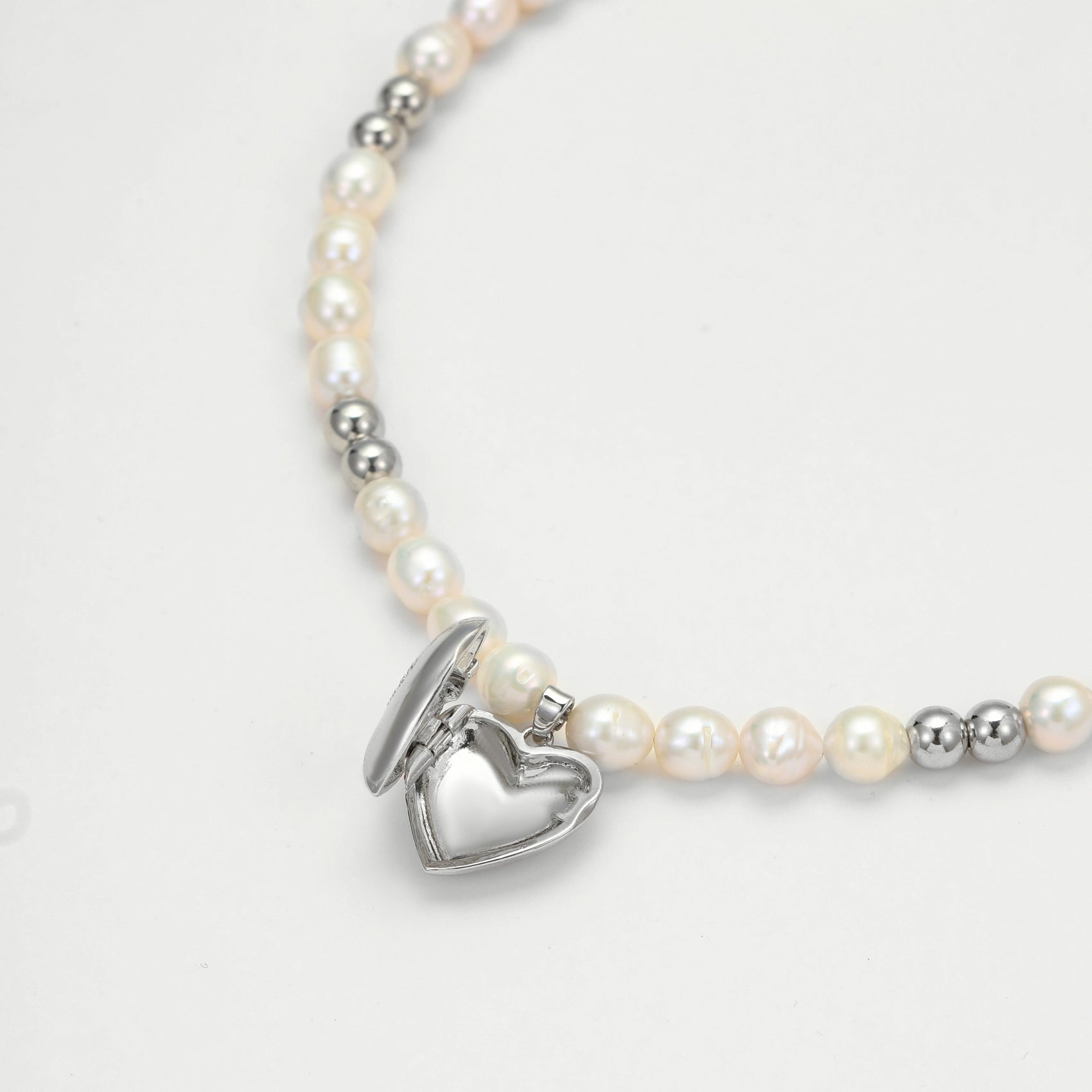 The Evil Eye Locket Pearl Choker - Disco Eros Finos -Handmade jewelry pearls crystal gems rings and chains
