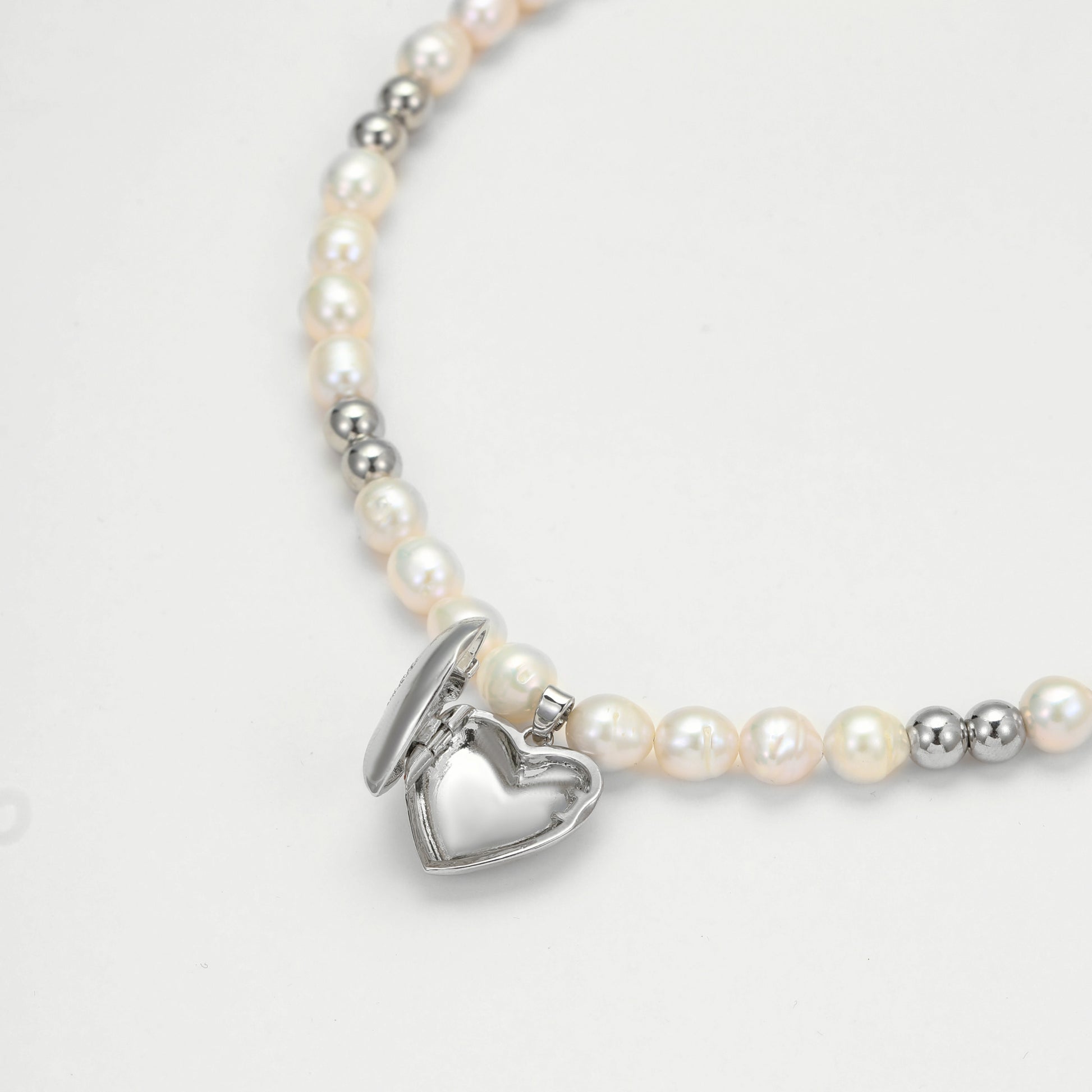 The Evil Eye Locket Pearl Choker - Disco Eros Finos -Handmade jewelry pearls crystal gems rings and chains